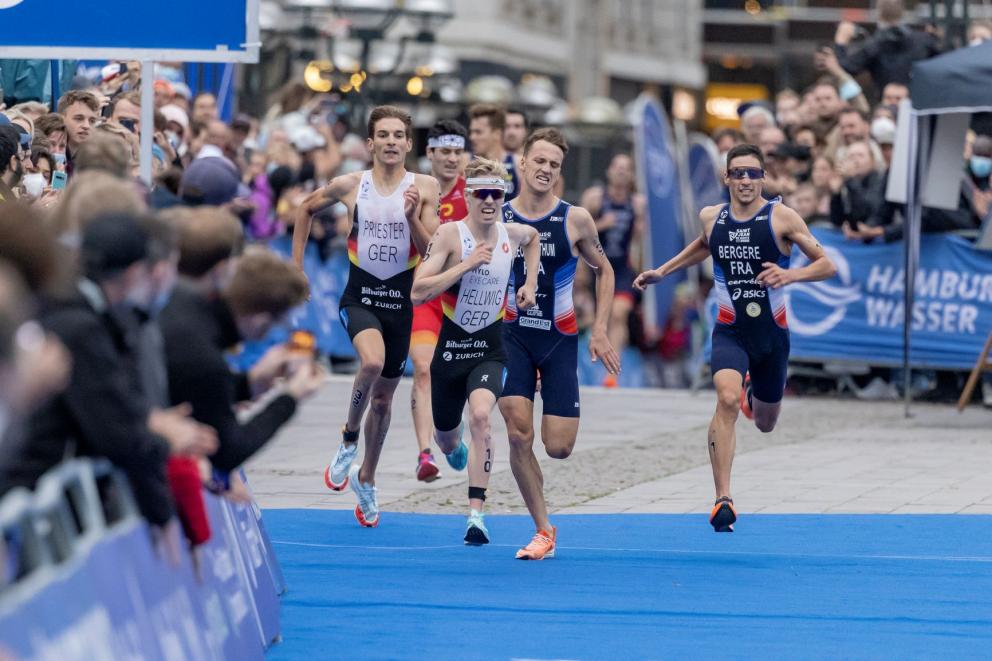 Zielsprint zwischen vier Triathleten