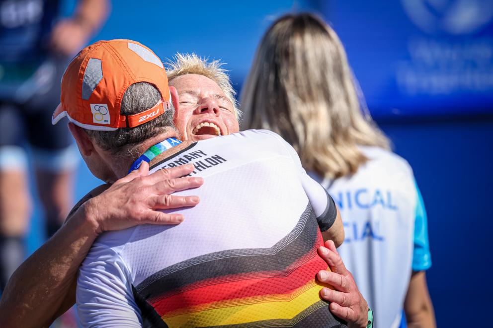 Bettina Lange jubelt über Sieg in Torremolinos