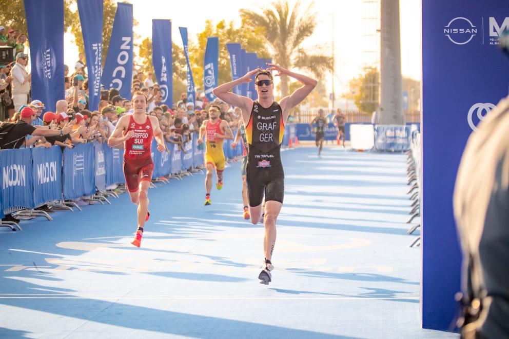 Henry Graf läuft bei WTCS Abu Dhabi ins Ziel. 